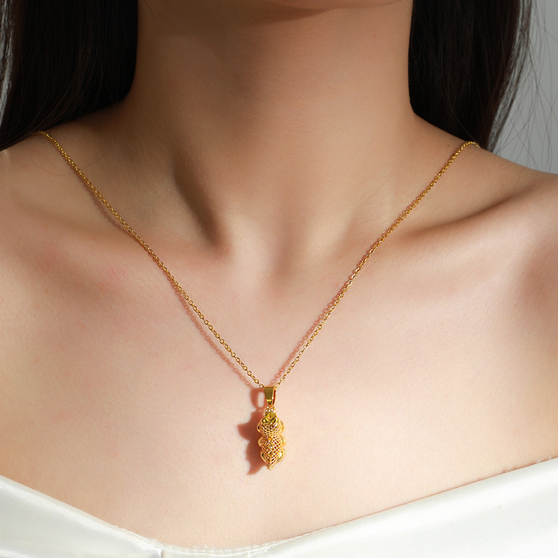 Xuping aleación dorada goteo de aceite collar de dibujos animados hueco Qin Zheng collar de colgante de pescado joyería retro al por mayor