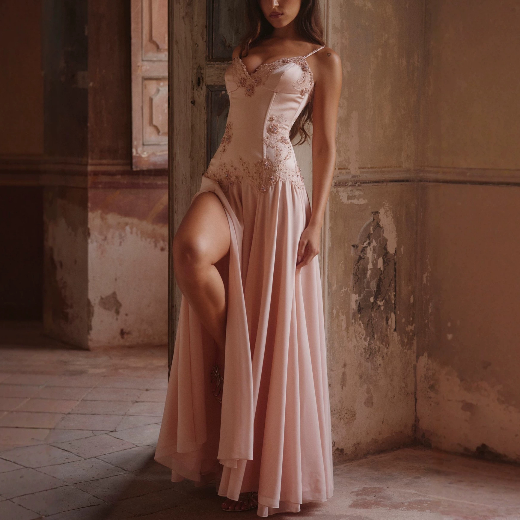 Açıq çəhrayı krujevalı uzun qadın paltarı, strapless