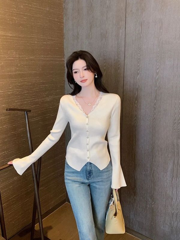 Beautiful and Unique Tops, Gentle and Unique Lace Splicing Knitwears for Women, Autumn and Winter Thin Slim V-Neck Bottoming Shirts for Women