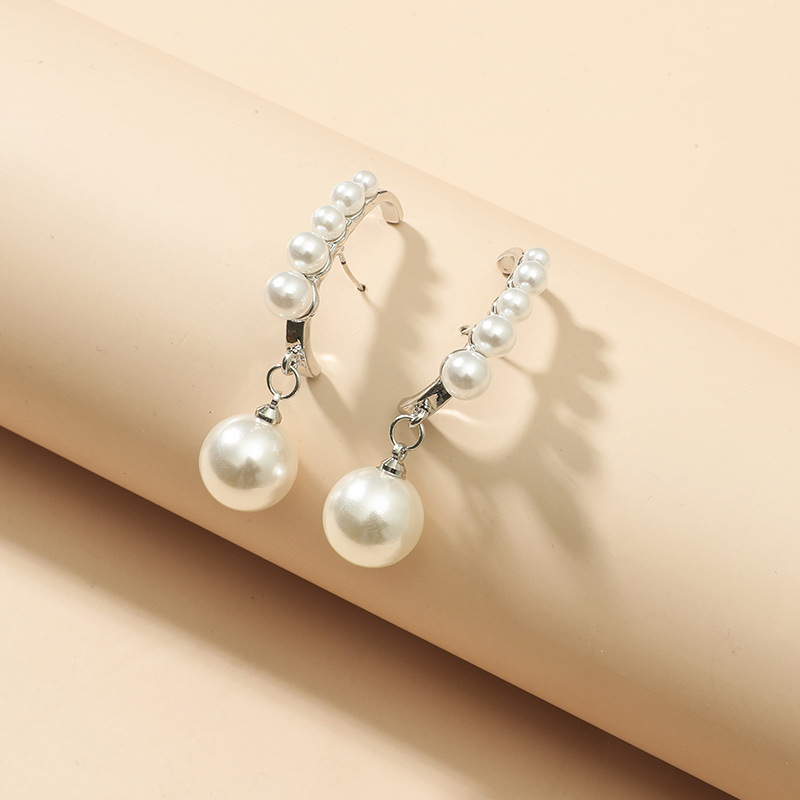 Fashion Pearl Pendant Retro Earrings display picture 3