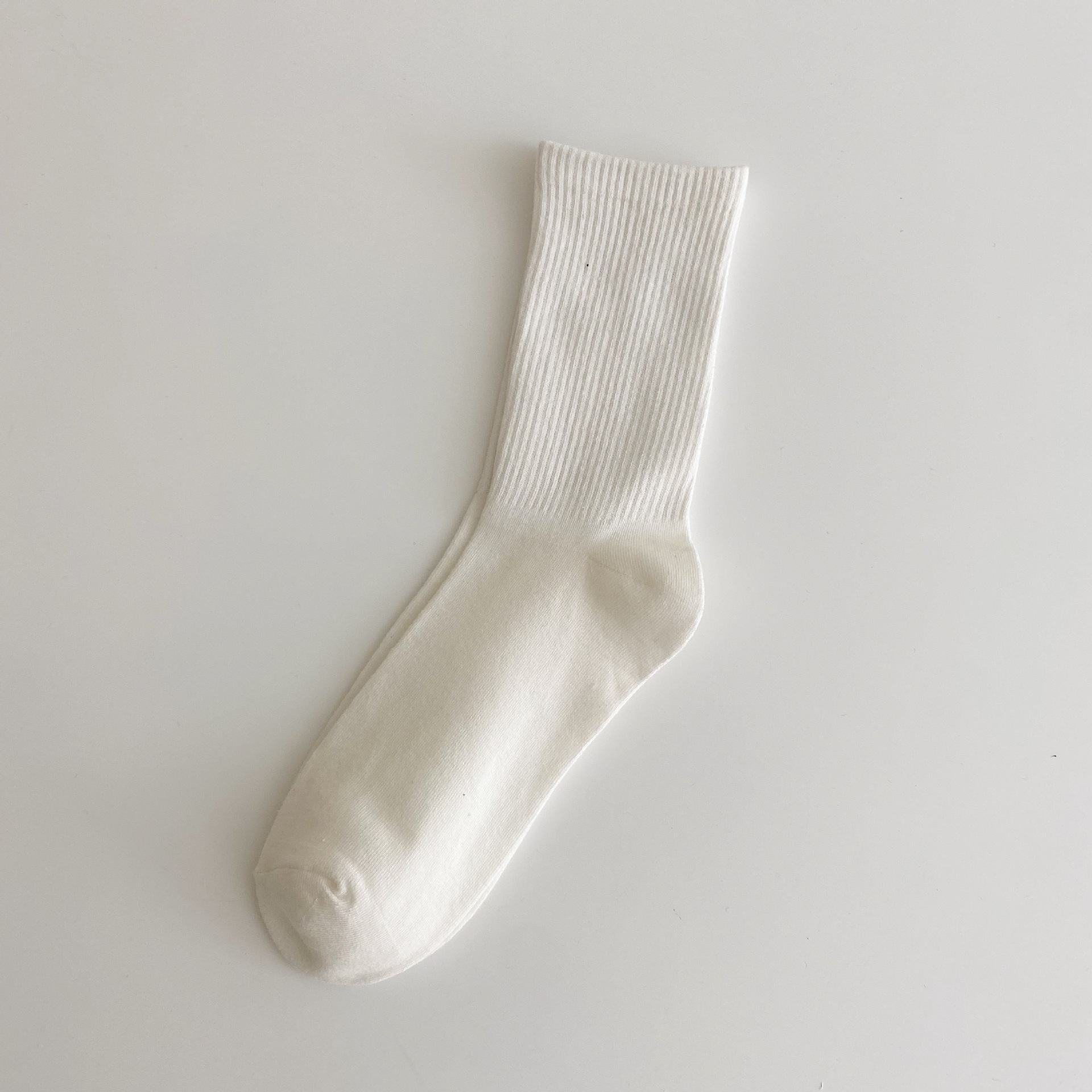 色の靴下の子供の中の筒の靴下のinsの潮の春秋の薄い金のキャンディーの色の秋冬の綿の質のバラの赤い純色のストッキングの靴下