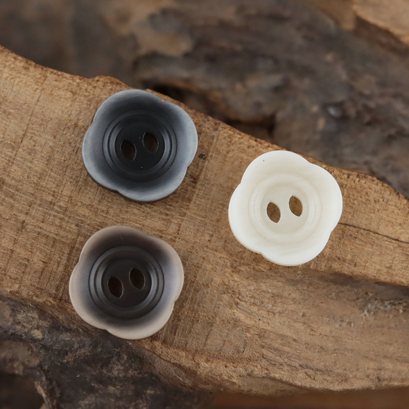Vintage-style color-blocked plum blossom resin buttons for artistic casual vests, suits, coats, and shirts in black and gray Vintage-style color-blocked plum blossom resin buttons for artistic casual vests, suits, coats, and shirts in black and gray