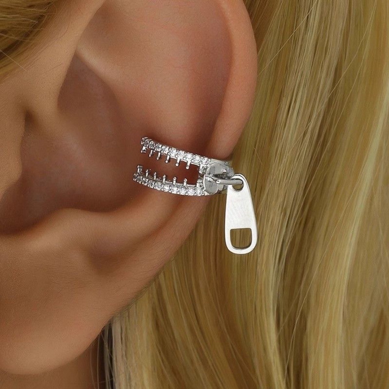 Exquisitos y minimalistas pendientes de clip diseñados especialmente para orejas sin perforar. Ideales para el trabajo, los desplazamientos y el uso diario. Hipoalergénicos y resistentes al deslustre._voghion.com