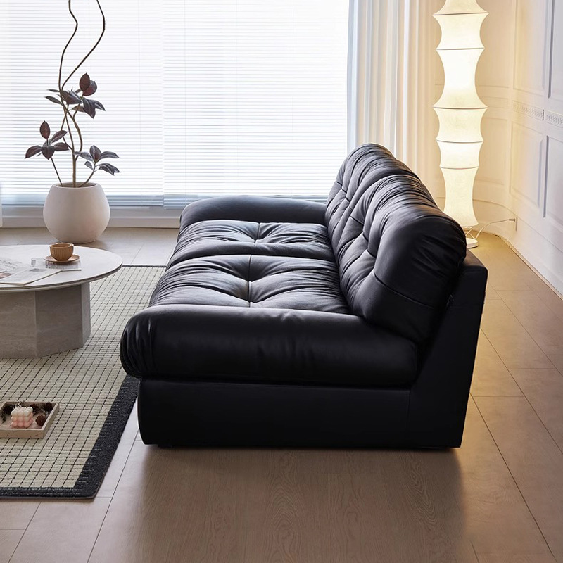 Sofá de cuero nublado italiano minimalista, sala de estar de cuero profundo, sofá perezoso para tres personas en línea.