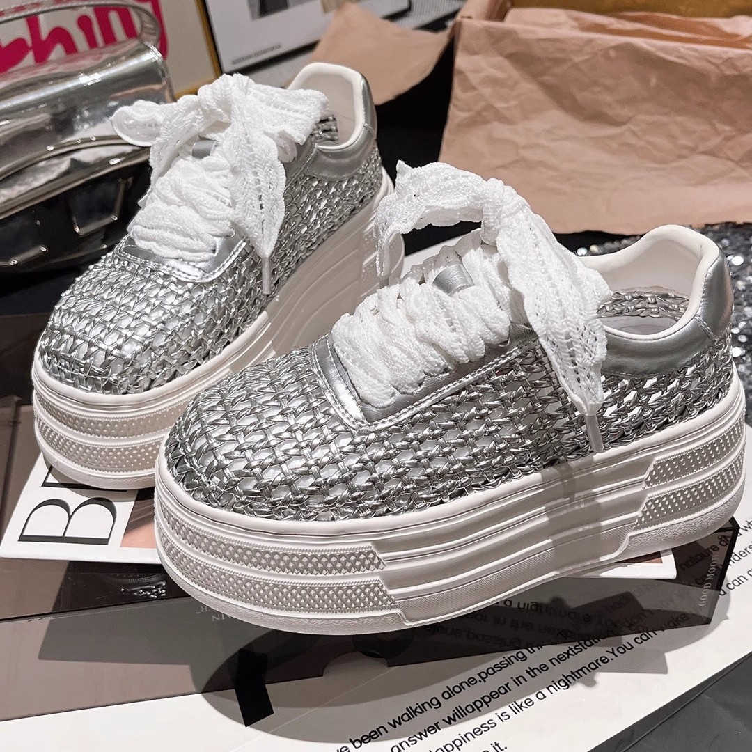 2025 nuevo estilo zapatos casuales de altura de suela gruesa zapatos huecos tejidos de cuero zapatos de mujer pequeños zapatos blancos zapatos deportivos
