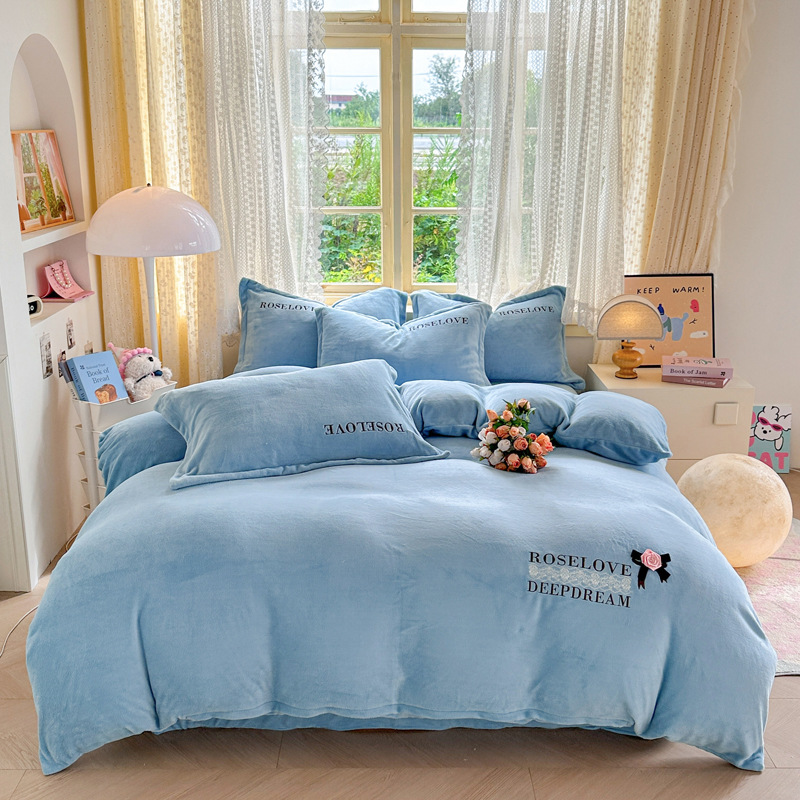 Tejido de bordado caliente grueso de lana de leche de cuatro piezas de sábanas cubiertas de edredón de bordado de tres piezas de cama al por mayor