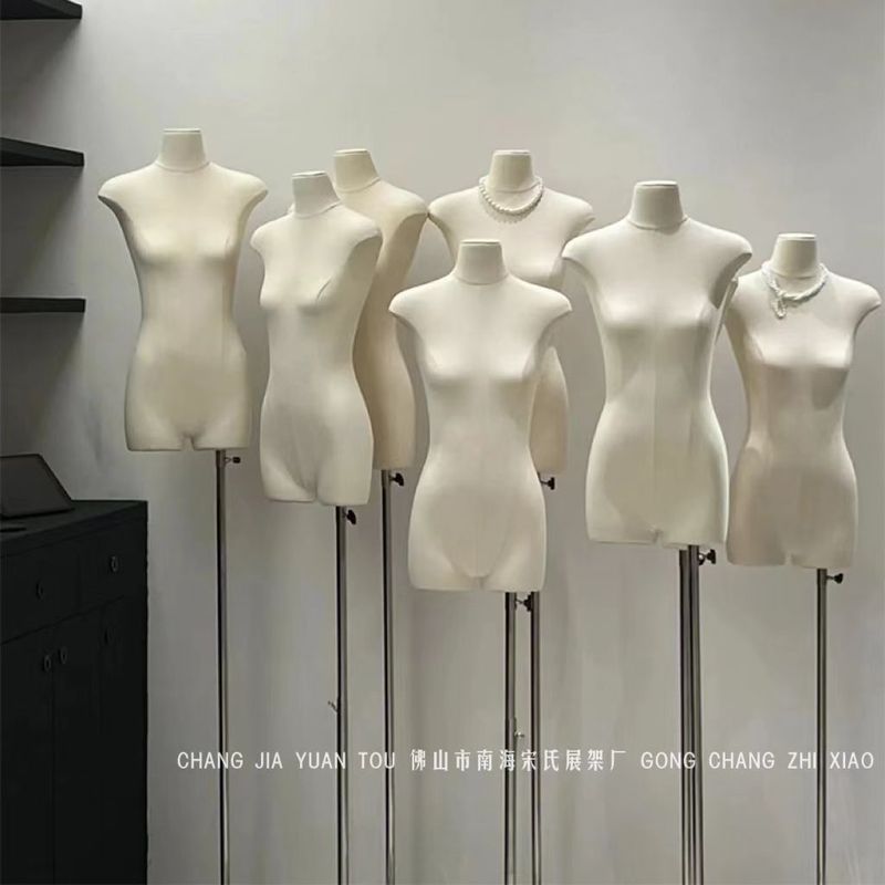 洋服店の高級モデルの展示棚は手の店を買います。|undefined