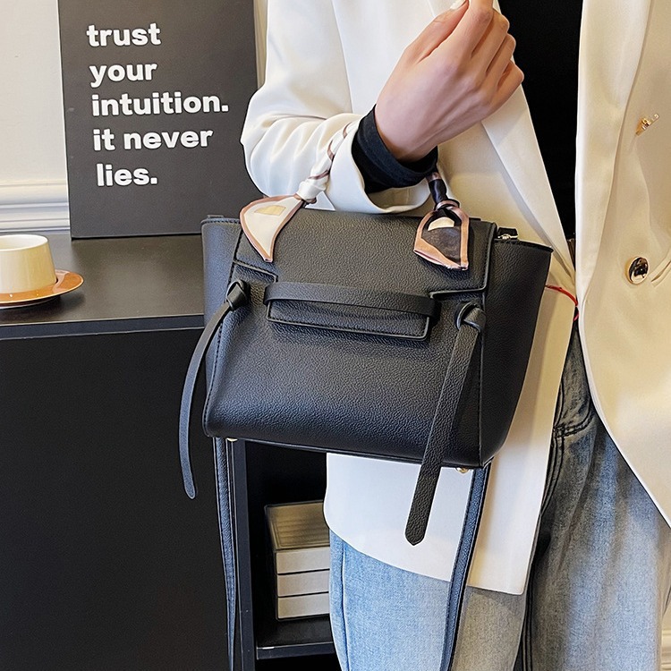Bolso de moda y estilo occidental de moda bolso de mensajero de un solo hombro de diseño de nicho bolso cuadrado pequeño coreano de color sólido