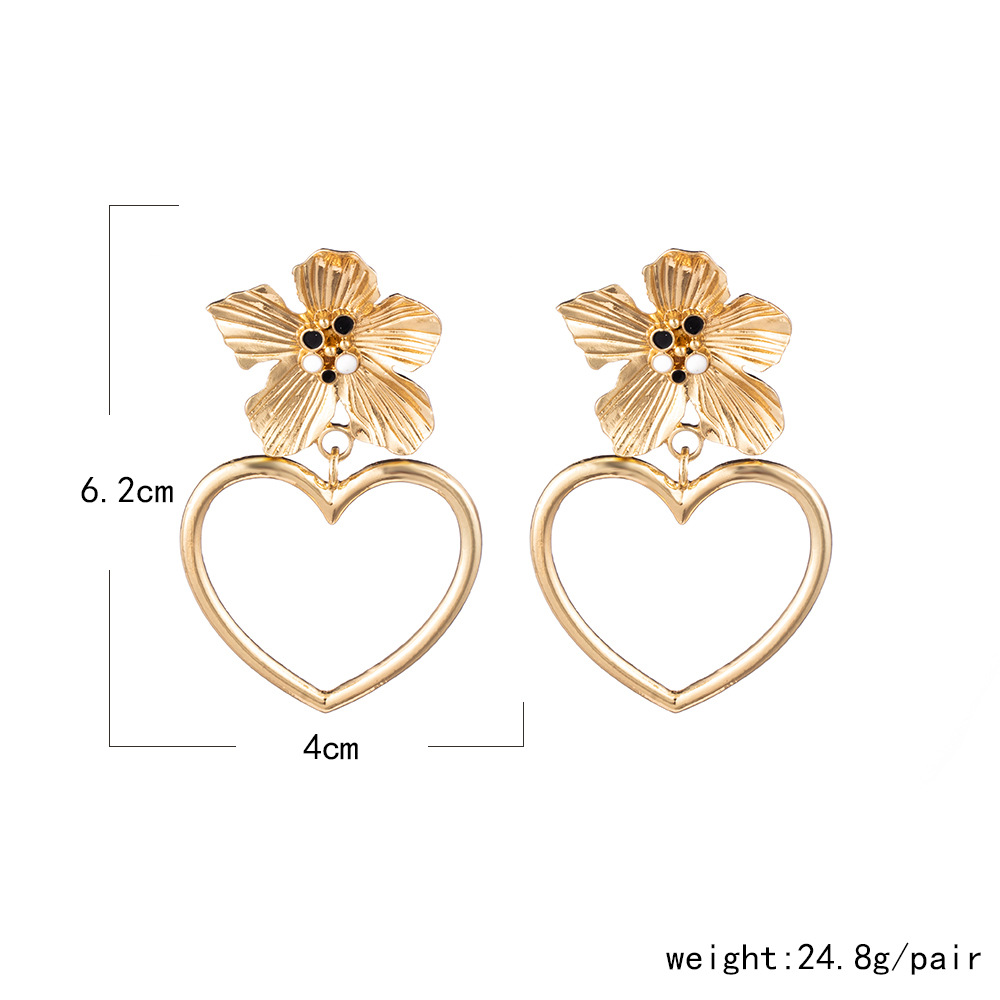 Europe Et En Amérique Croix Frontière Nouvelle Personnalisé Rétro En Forme De Coeur Boucles D'oreilles De Mode Style Européen Et Américain Fleur De Coeur De Pêche Découpe Boucles D'oreilles Boucles D'oreilles Pour Les Femmes display picture 1