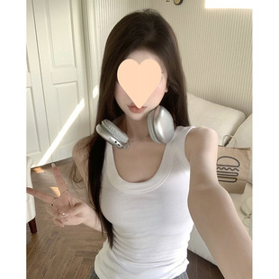 �ݼy��������Ů�ȴ����ڸ����߹��⴩�ٴ��@�ݰ�ɫ�o��������