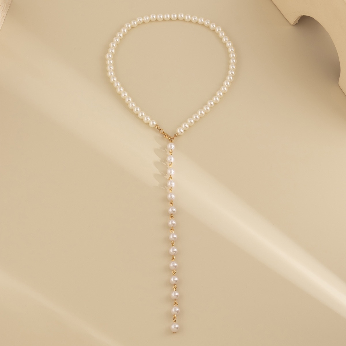 Colar longo elegante vintage com pérolas e borlas_voghion.com