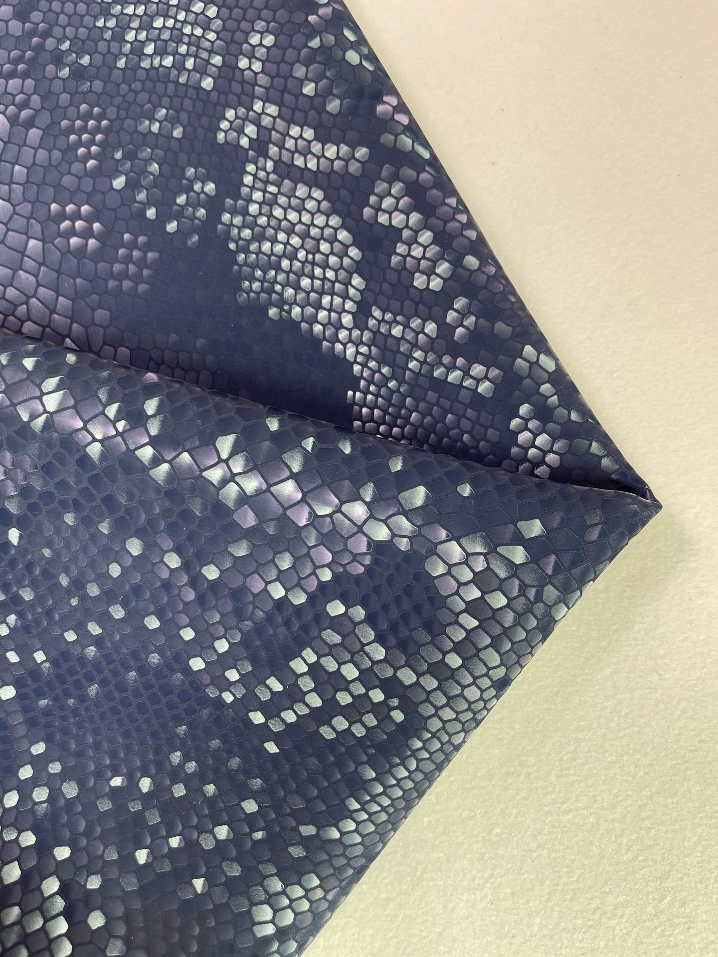 Fabricante spot PU equipaje de cuero artificial material de cuero brillante patrón de serpiente de alto brillo patrón de escamas de dragón bolso de cuero embalaje de la carcasa del teléfono móvil