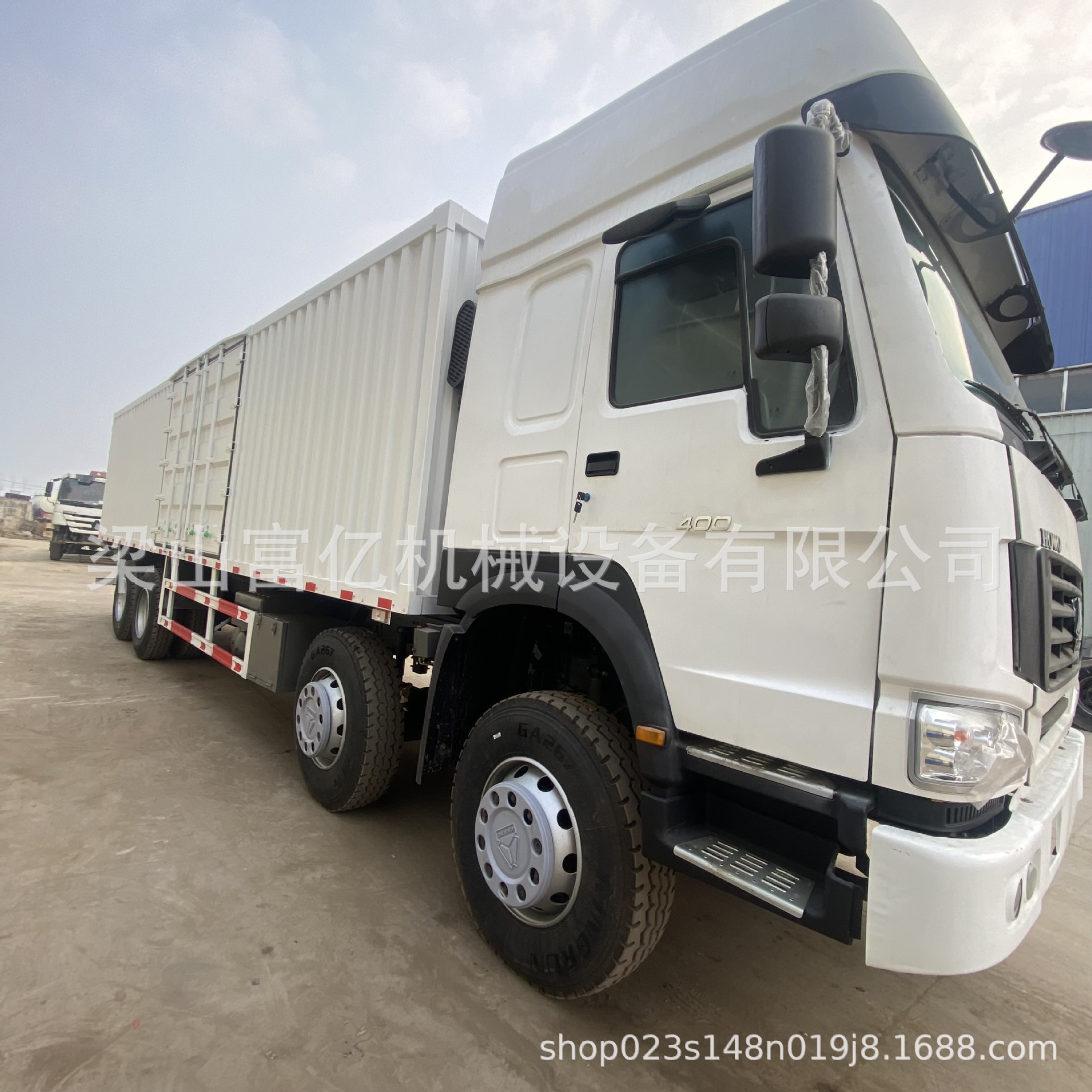 Exported to Africa: Sinotruk Howo Box-Type Truck with 12 Wheels (Four Front, Eight Rear), High Horsepower, Remanufactured Container Truck