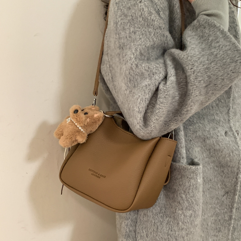 Bolsa de cubo de mano de alta sensación para mujeres 2025 nuevo retro lichi estampado bolso de madre universal simple mochila de hombro