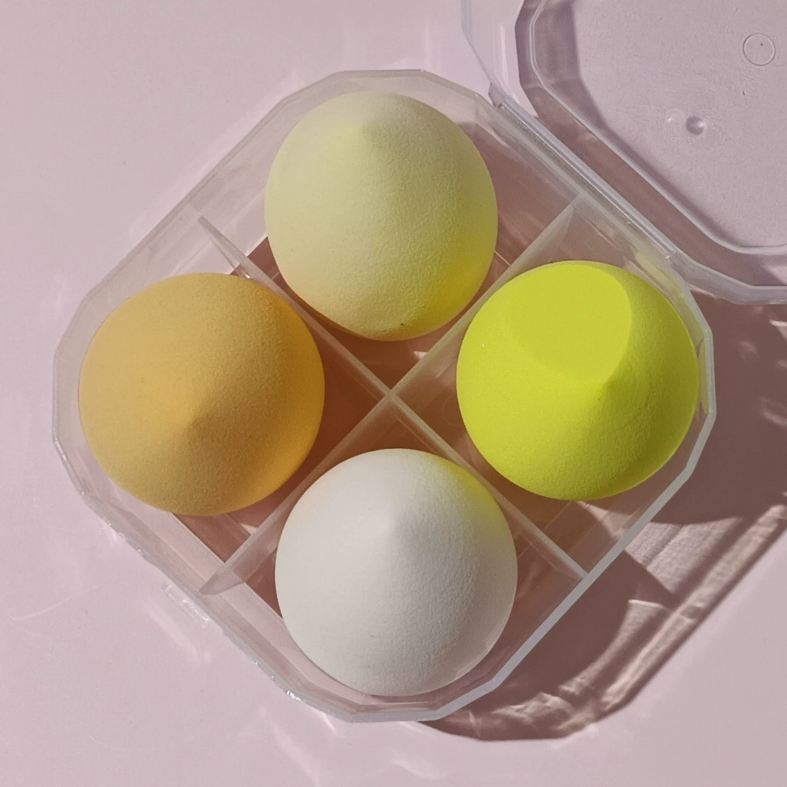 Makeup Sponge Set, 4-Cell Compact Case, Soft Round Cosmetic Blenders (assorted colors)