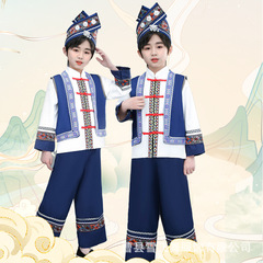 新しい三月三少数民族服男の子の子供のショーの衣装の衣装の広西チワン族のダンスの服のスーツ
