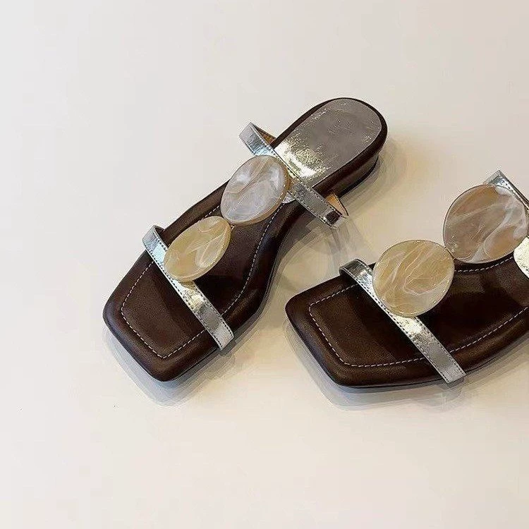 Нишевые женские тапочки во французском стиле, римские туфли с открытым квадратным носком, пляжные туфли на плоской подошве.