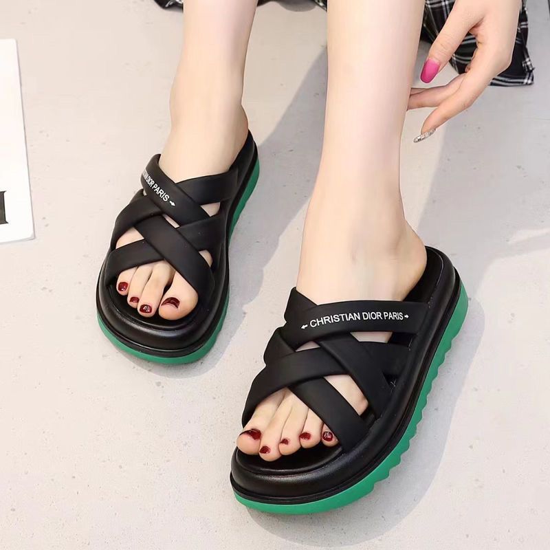 Zapatillas frías de fondo grueso para mujeres 2024 verano nuevo muffin suave una zapatilla de fondo para usar zapatillas frías antideslizantes en línea explosión roja