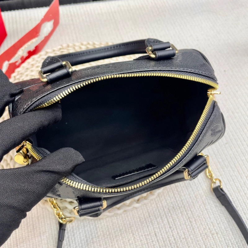 通勤本革エンボス枕バッグ手首にハンドバッグを持っています。|undefined