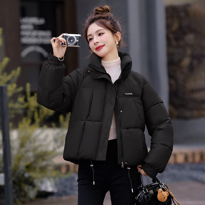 Capa de algodón de pluma para mujeres corta 2025 invierno nuevo algodón de moda exterior pequeño chaqueta de algodón cálida capa gruesa