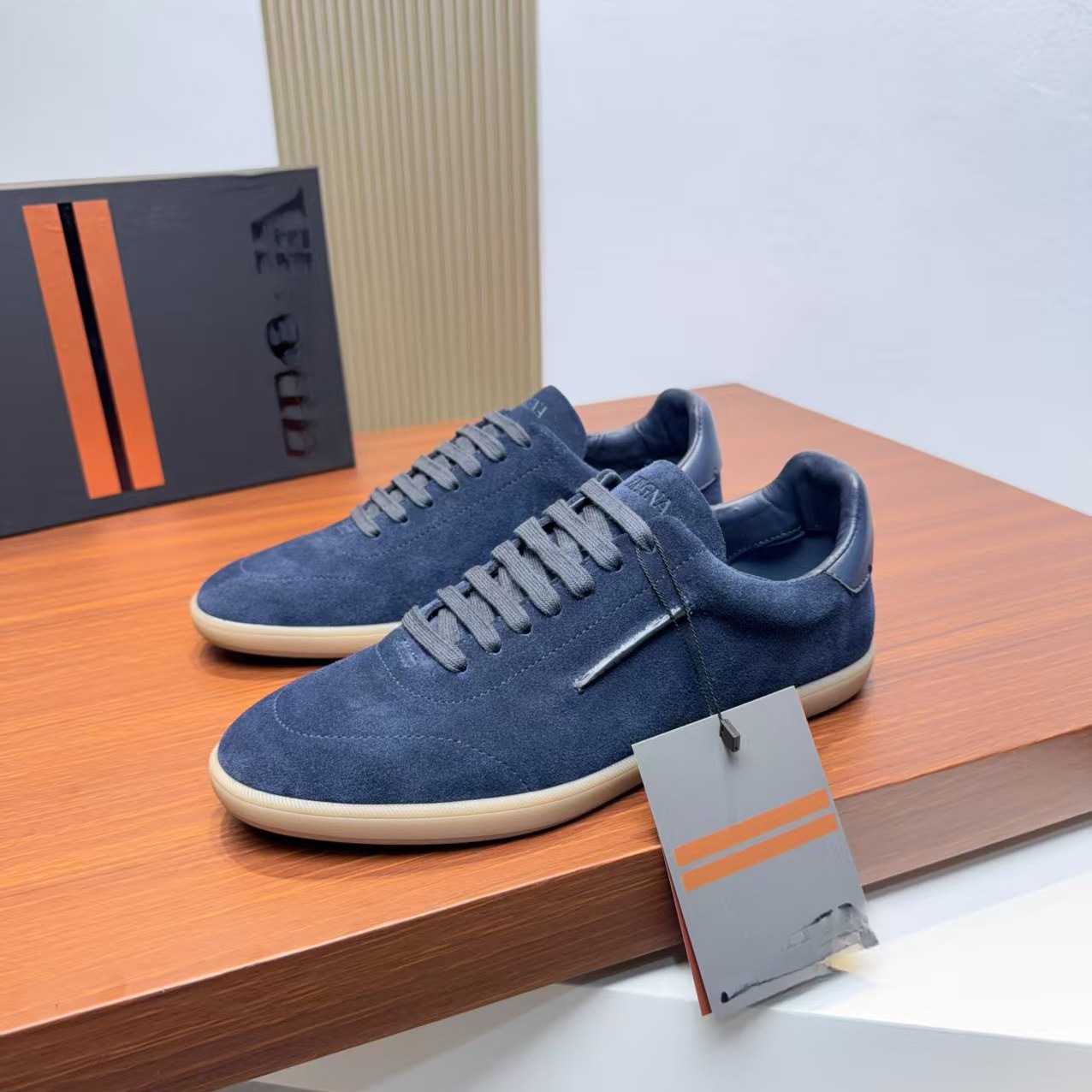 Estación europea nueva suela gruesa zapatos deportivos de hombre zapatos de cabeza redonda zapatos de negocios zapatos de cuero casuales de alta gama zapatos blancos pequeños