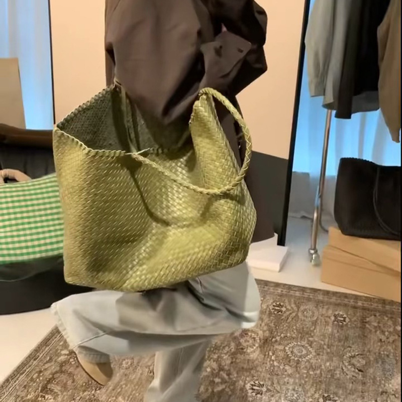 Woven elegant universal capacious one-shoulder bag
