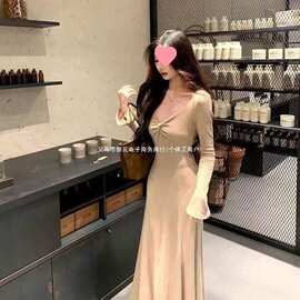 黑色扭结长袖连衣裙女早秋冬季流行风格巨好看大衣内搭包臀长裙子