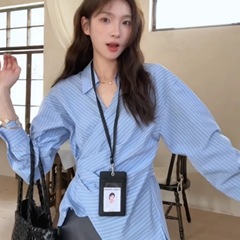 韓国系のサイドバンドはウエストクロスの小さい襟のシャツの女性の早春の新型のストライプのシャツの独特な上着を収めます。