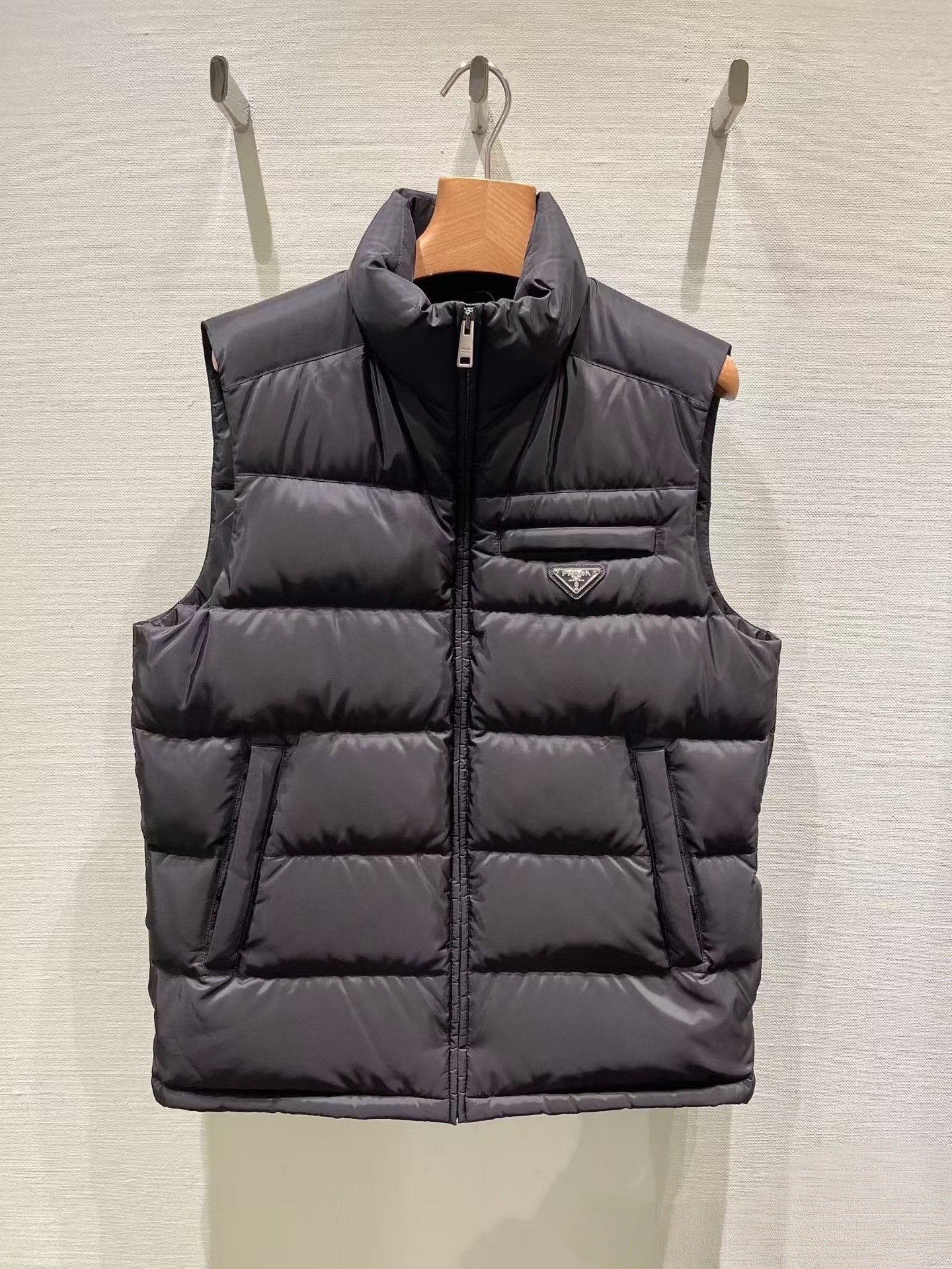 Marca de moda de invierno europea pan abrigada y esponjosa chaqueta de plumón Pujia con cremallera chaqueta casual de moda para hombres y mujeres en stock image 10