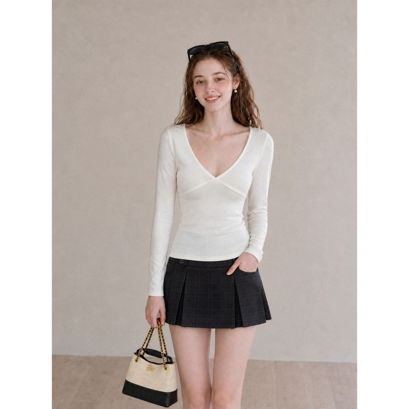 Autumn new collection: gentle and elegant low-V-neck T-shirt for women, slim-fit, figure-flattering, with a cross-wrap design that accentuates the bustline, and long sleeves Autumn new collection: gentle and elegant low-V-neck T-shirt for women, slim-fit, figure-flattering, with a cross-wrap design that accentuates the bustline, and long sleeves