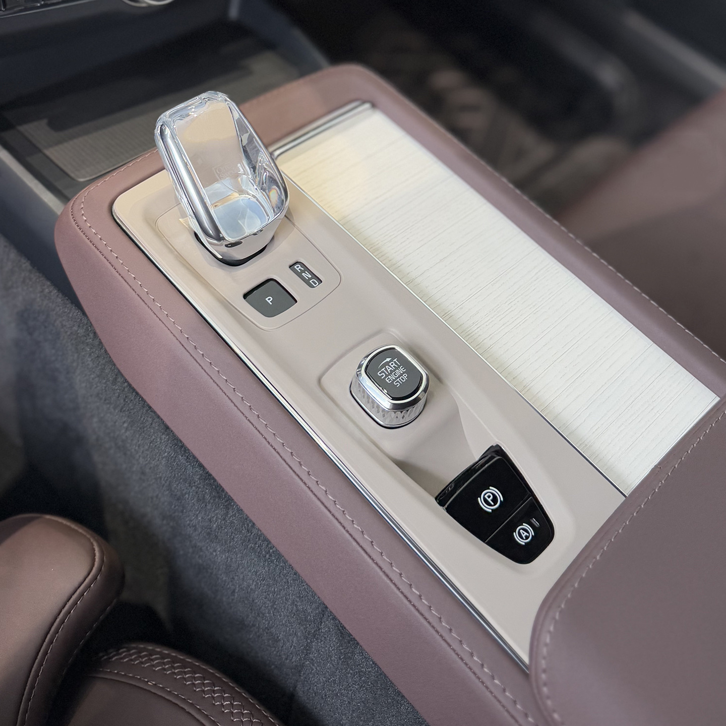 Suitable for Volvo 26 Models S90 Center Console Water Cup Holder Storage Box Wireless Charging Center Console Panel Silicone Anti-Slip Protection