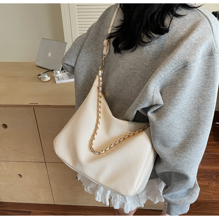 A niche, high-quality, large-capacity chain tote bag for women in the summer of 2025, a versatile and casual crossbody bag for students to commute to school undefined