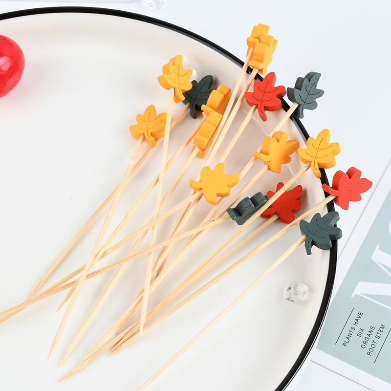 Un solo uso de palillos de fruta de hoja de arce palillos de dientes de dibujos animados palillos de fruta de hoja de arce palillos de dientes artísticos palillos de bambú al por mayor