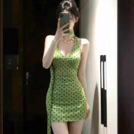 御姐性感辣妹穿搭绿色波点挂脖连衣裙特别漂亮掐腰小裙子2026夏季