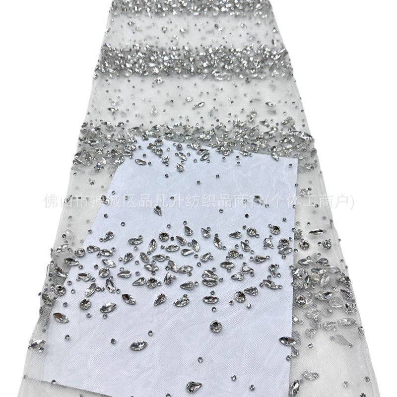 Tejido de malla de diamante de gota de agua laminada mano pesada clavos taladro de cola de pescado vestido de noche tela de boda en stock