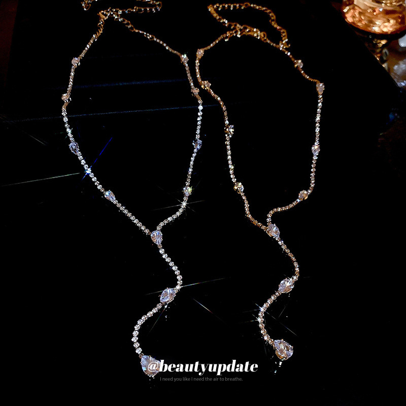 Collar de borla de gota de agua incrustada en forma de diamante en forma de Y accesorios de vestido de lujo ligero cadena de clavícula larga collar colgante de temperamento de nicho para mujeres