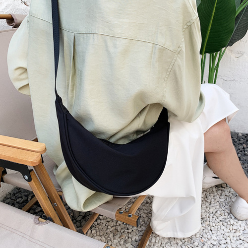 斜挎包女生夏季小包包日系休闲单肩包简约潮牌肩包学生尼龙饺子包
