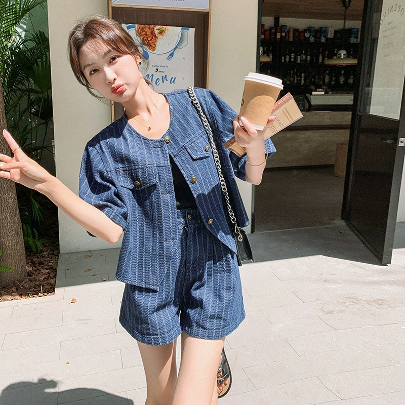 Джинсовый костюм из двух предметов в гонконгском стиле в стиле ретро, ​​куртка с короткими рукавами, шорты, новый нишевый джинсовый модный костюм для женщин, закрывающий живот