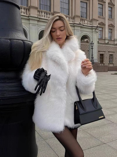 Eco-friendly leather coat with a pure color and high-end vibe, perfect for trendy and bold women in the 2025 autumn/winter season from Europe and America.