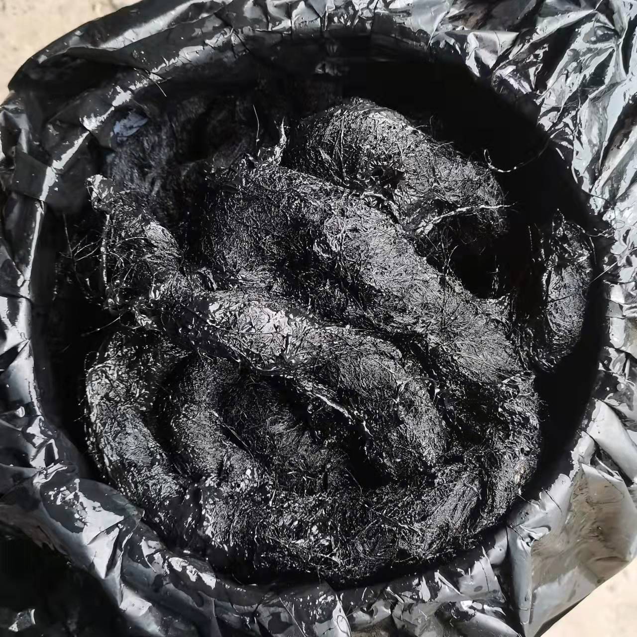 Use asphalt coated hemp rope, asphalt coated hemp fibers, asphalt coated hemp fluff, and asphalt coated hemp strands to fill the expansion joints.