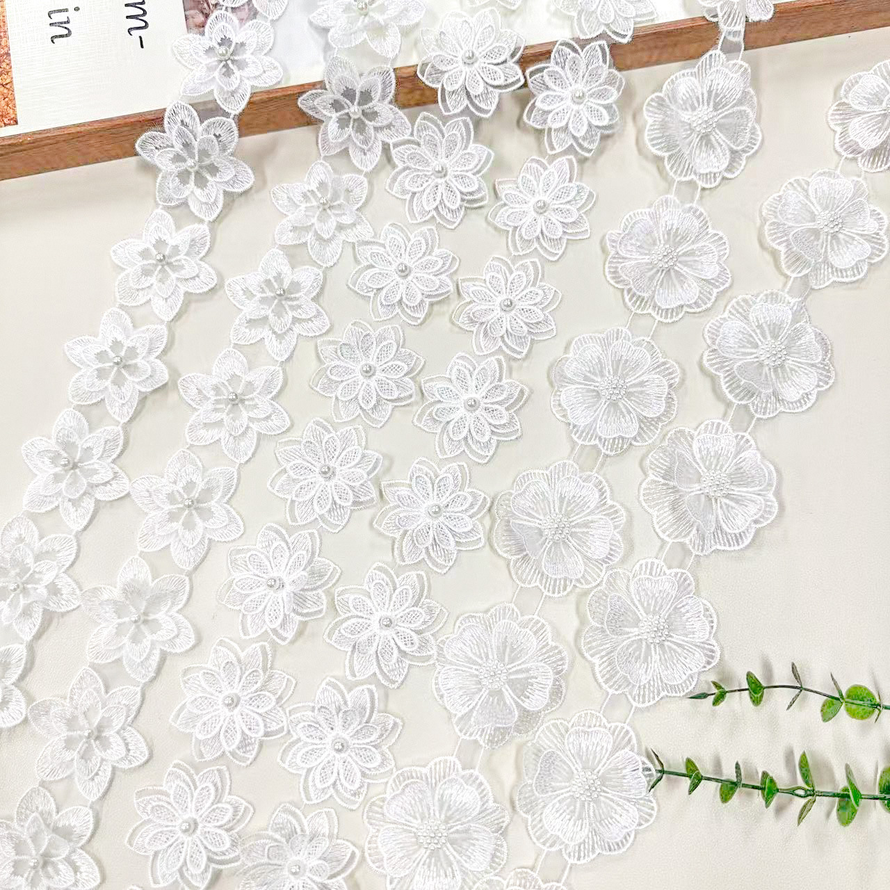 Blanco soluble en agua encaje código de barras doble capa flor tridimensional bordado accesorios de ropa hecha a mano perlas decoración DIY image 3