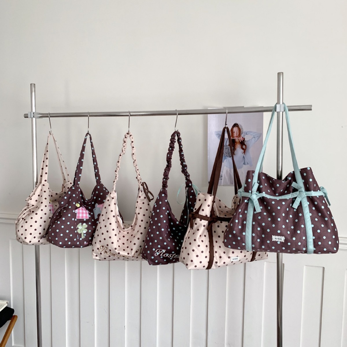 Korean-style, relaxed-fit, large-capacity floral tote bag for women, suitable for casual wear, commuting, and school; can be carried as a shoulder bag or handbag