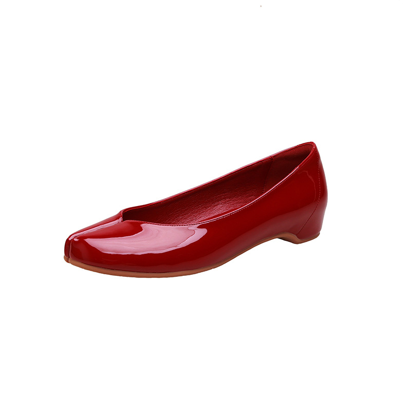 Zapatos de tacón oculto de 2 cm con suela roja y punta dividida estilo pig-toe para mujer, nuevos bailarines retro de verano con boca poco profunda.
