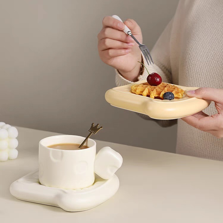 Hermosa taza creativa taza Linda taza de café de cerámica ins taza de agua plato femenino de alto aspecto regalo de cumpleaños