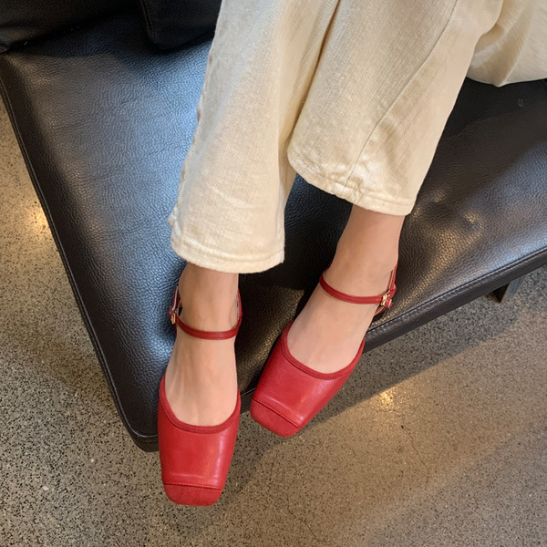 Romantic and delicate retro fashionable Mary Jane shoes with a strap
