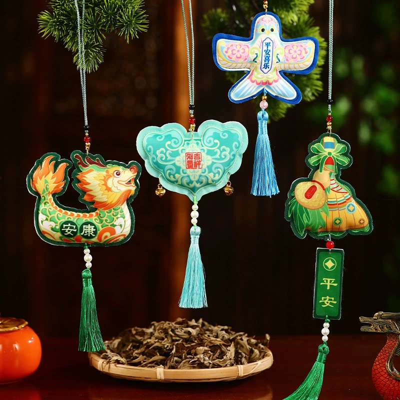 Праздник лодок-драконов саше на лодке-драконе