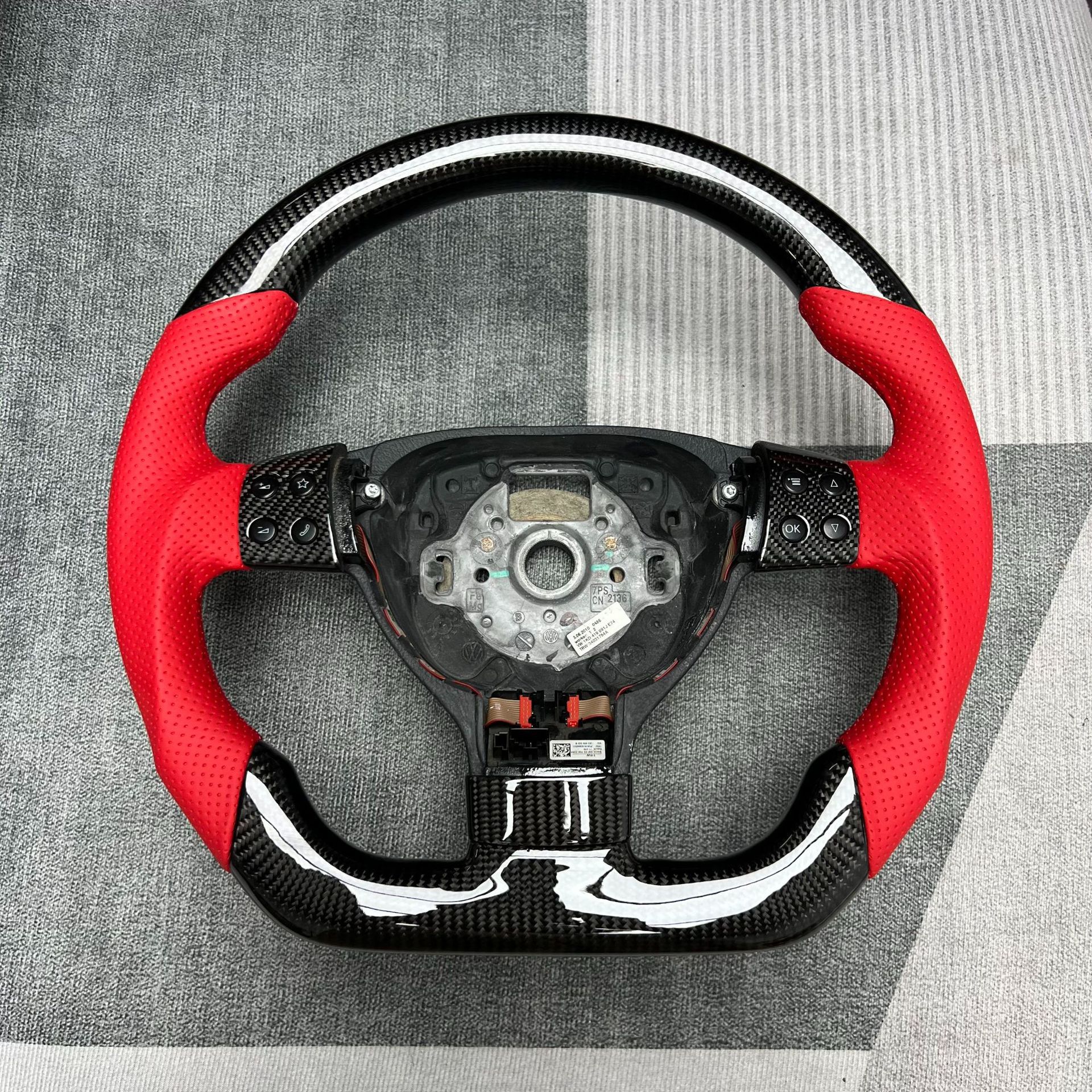 Factory customized carbon fiber steering wheel processing is suitable for Volkswagen Magotan/Sapat/Tuyue/Weilan/Polo