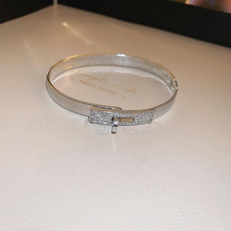 Real oro galvanizado ZIRCON hebilla pulsera estilo frío luz lujo moda pulsera nicho versátil alto sentido pulsera al por mayor