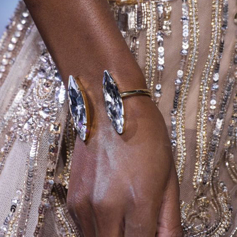 Diseño de brazalete de metal transfronterizo, brazalete de diamantes de ojo de caballo, accesorios simples para mujeres.