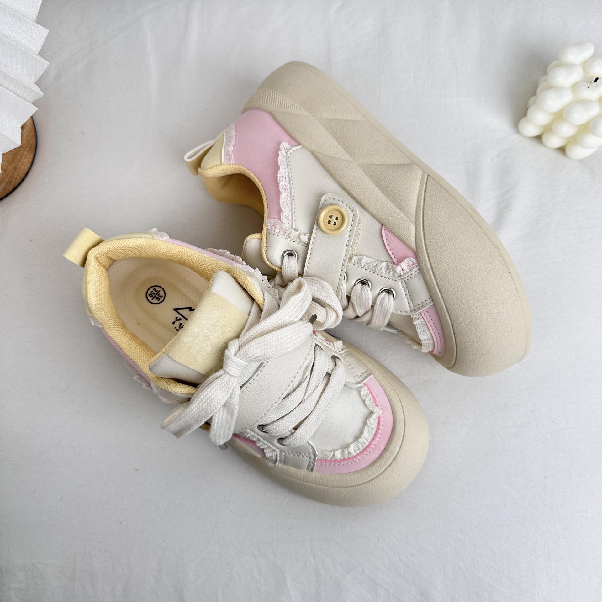 Zapatillas deportivas transpirables de suela gruesa de onda lejana para estudiantes de la escuela 2025 primavera nuevos zapatos blancos casuales de todo fósforo para el cabello